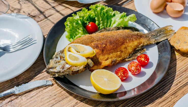 Delicioso pescado frito y delicioso filmado en el estudio