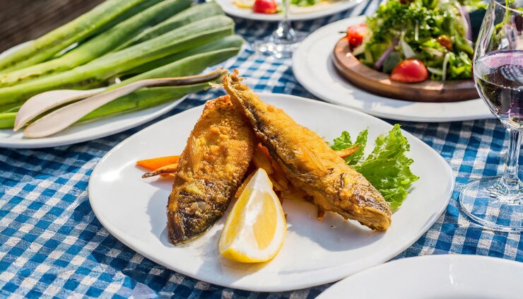 Delicioso pescado frito y delicioso filmado en el estudio