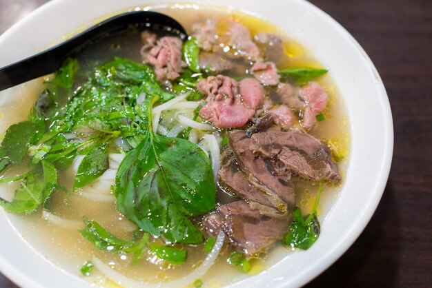 Delicioso Pho com carne de vaca e vegetais