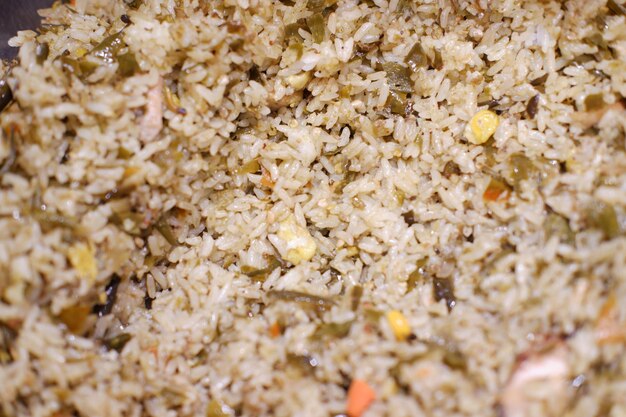 Foto delicioso pilaf de arroz con brócoli en wok en una mesa de madera