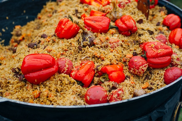 Delicioso pilaf perfumado com alho e pimentão grande. Comida festiva de rua preparada na hora.