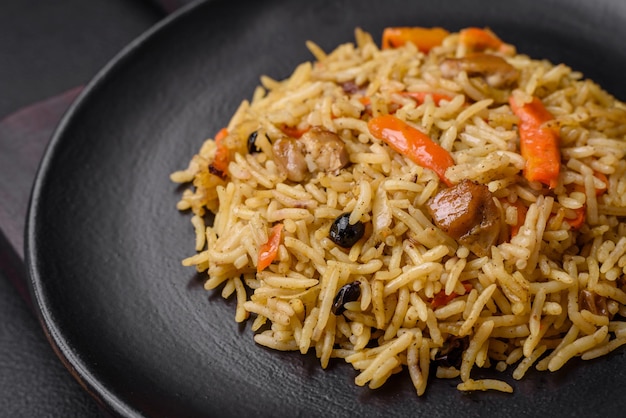 Delicioso pilaf uzbeque com especiarias de bérberis e ervas de cenoura de frango