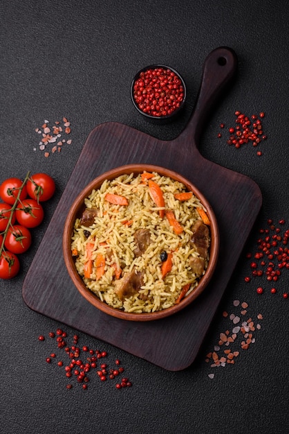 Delicioso pilaf con verduras, sal, especias y hierbas en un plato de cerámica