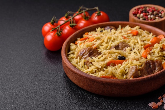 Delicioso pilaf con verduras, sal, especias y hierbas en un plato de cerámica