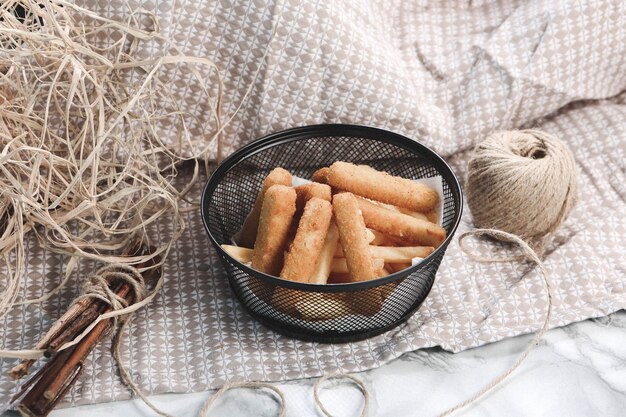 Delicioso plato de aperitivos, patatas fritas, aros de cebolla, rollitos de primavera o salchichas en la mesa