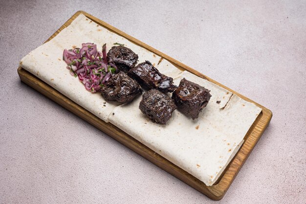 un delicioso plato de carne de la cocina asiática en un restaurante o pub Closeups