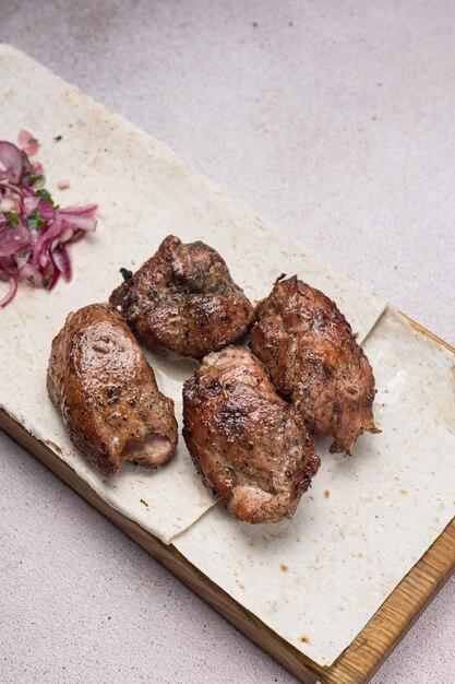 un delicioso plato de carne de la cocina asiática en un restaurante o pub Closeups