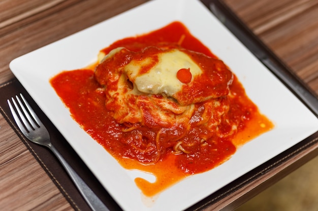 Delicioso plato de carne y pasta a la parmesana