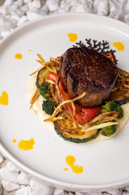 Un delicioso plato de carne de un restaurante