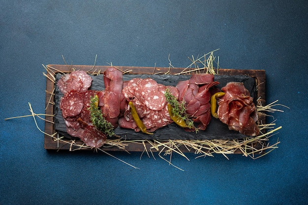 Un delicioso plato de carne en un restaurante