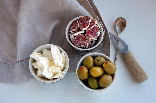 delicioso plato de catering de antipasto con diferentes productos de carne y queso desayuno de queso