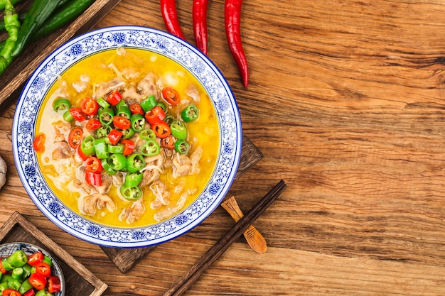 Foto un delicioso plato chino cantonés con ternera en sopa dorada