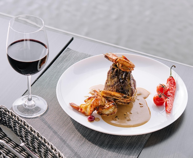 Un delicioso plato de gambas al ajillo con vino tinto