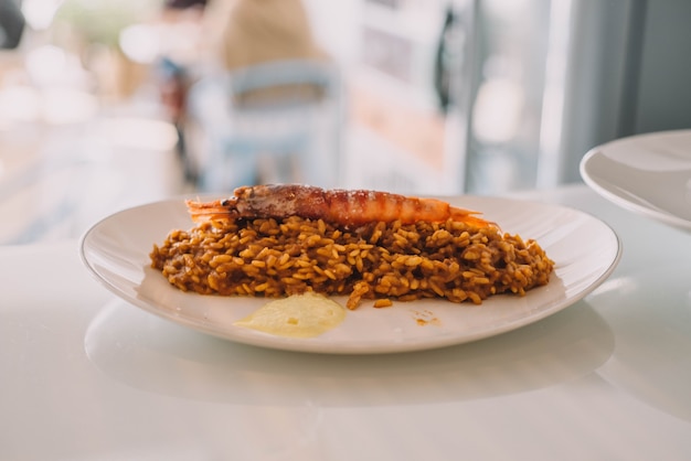 Un delicioso plato gourmet de arroz con cigala y camarones