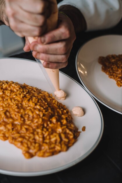 Un delicioso plato gourmet de arroz con cigala y camarones