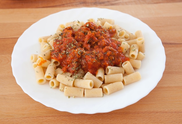 Delicioso plato de macarrones con tomate