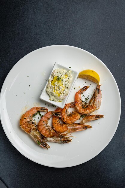 un delicioso plato de mariscos en un restaurante