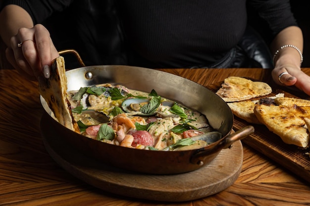 un delicioso plato de mariscos en un restaurante