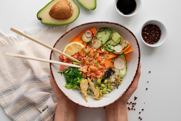 Foto delicioso plato de mariscos con salmón