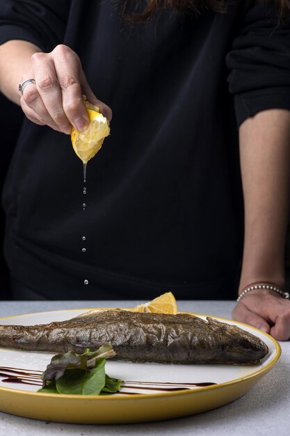 Foto delicioso plato de pescado en el restaurante closeup