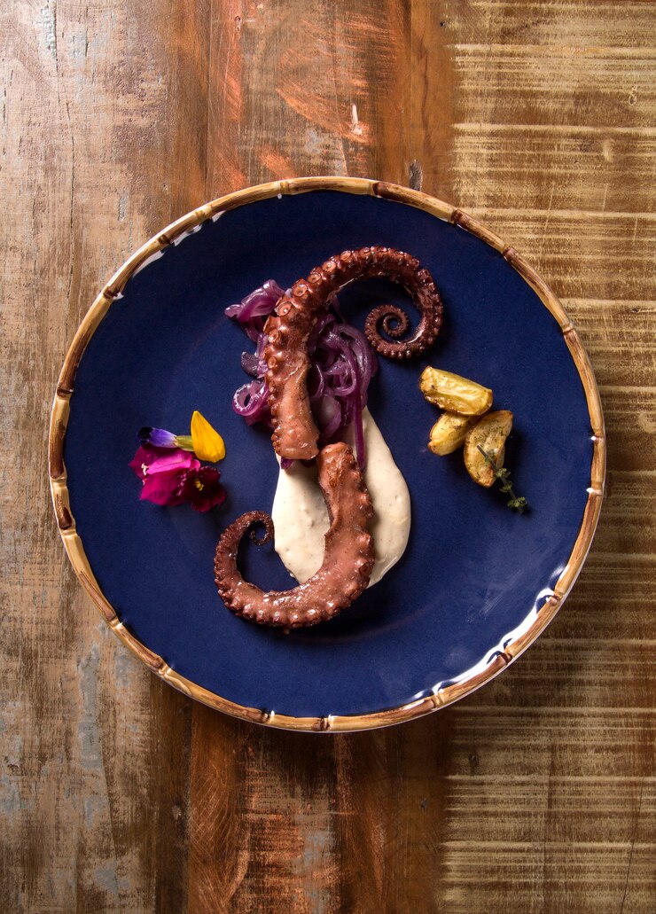 Delicioso plato de pulpo con tartufo blanco
