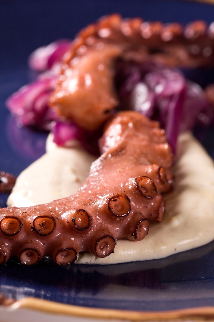 Delicioso plato de pulpo con tartufo blanco