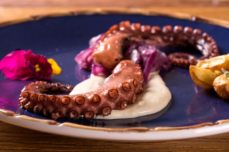 Delicioso plato de pulpo con tartufo blanco
