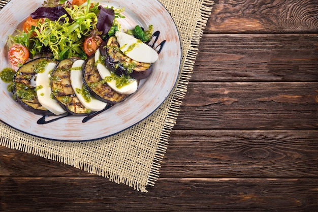 Delicioso con platos con carne sobre fondo de madera