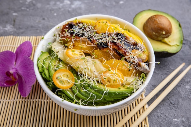 delicioso poke con anguila aguacate y naranja en el restaurante