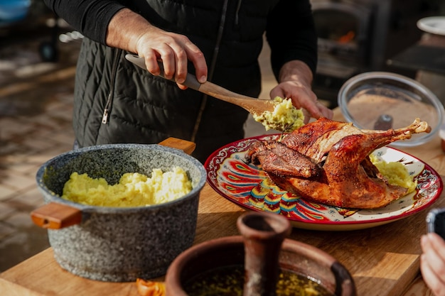 Delicioso pollo al horno en el horno