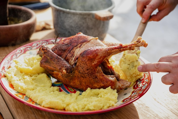 Delicioso pollo al horno en el horno