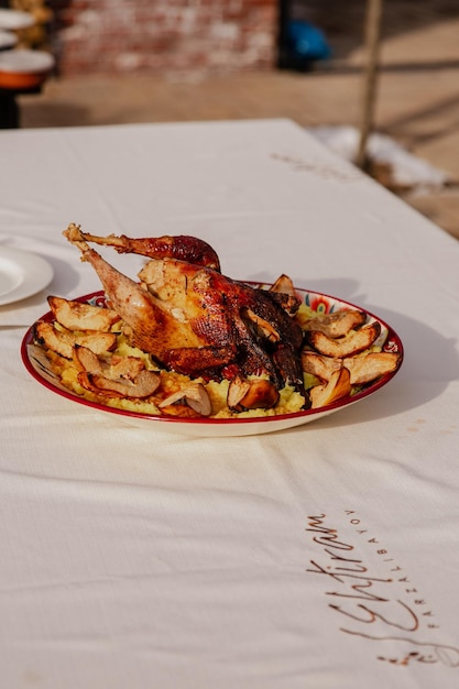 Delicioso pollo al horno en el horno