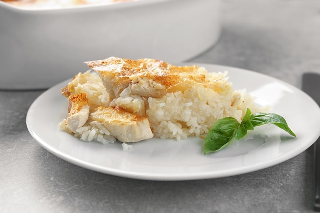 Delicioso pollo cocido y arroz en la placa blanca.