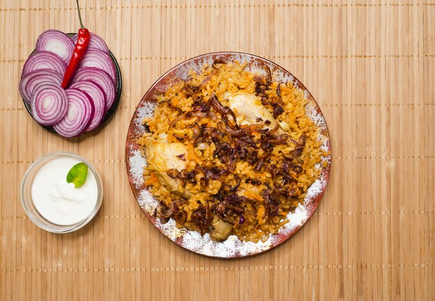 Delicioso pollo picante Biryani en un tazón blanco, comida india o paquistaní.