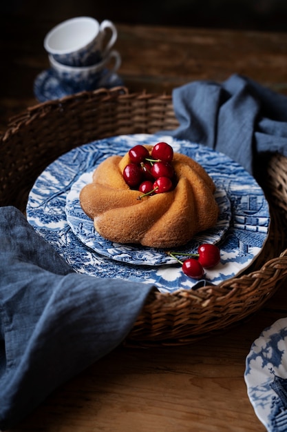 Foto delicioso postre de alto ángulo con cerezas.