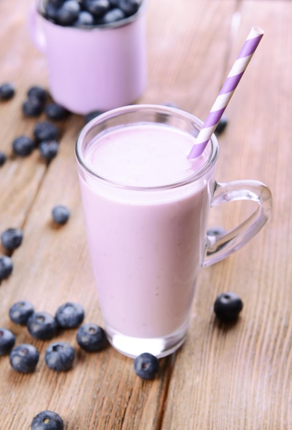 Delicioso postre con arándanos en la mesa de cerca