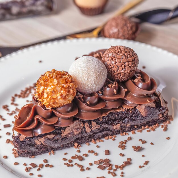 Delicioso postre de crema de chocolate con azúcar derretido galletas de fresa