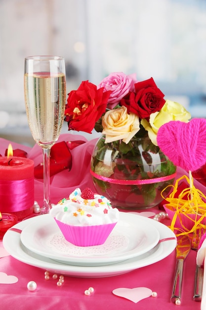 Un delicioso postre cremoso en la mesa de celebración del Día de San Valentín en el fondo de la habitación