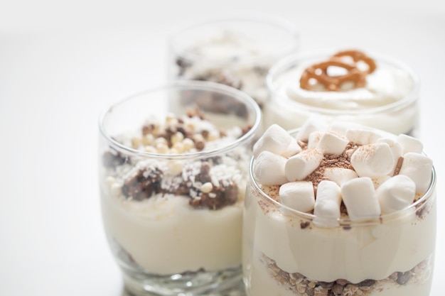 Delicioso postre dulce con crema en un vaso sobre un fondo claro un hermoso desayuno