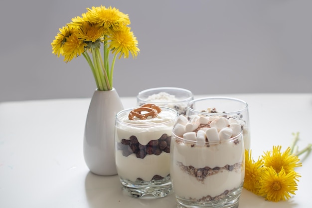 Delicioso postre dulce con crema en un vaso sobre un fondo claro un hermoso desayuno