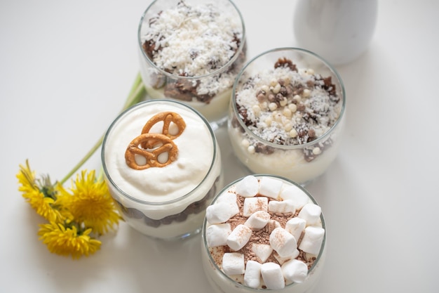 Delicioso postre dulce con crema en un vaso sobre un fondo claro un hermoso desayuno