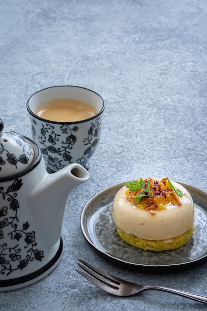 Foto delicioso postre dulce de mango casero con café y tetera