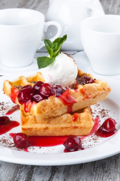 delicioso postre dulce en un plato blanco con té