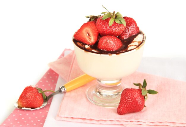 Delicioso postre de fresa en florero de vidrio aislado en blanco