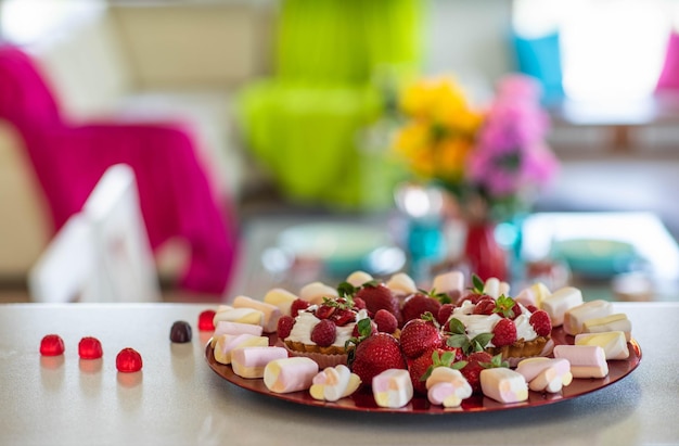 Delicioso postre Fresas y malvaviscos CLoseup