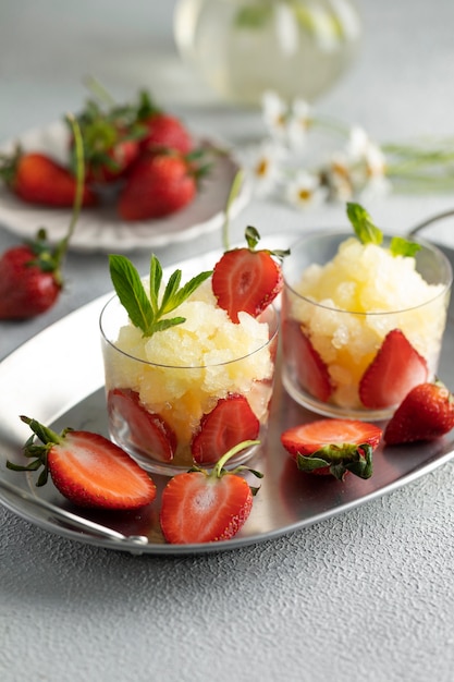 Delicioso postre de granizado de alto ángulo con fresa.