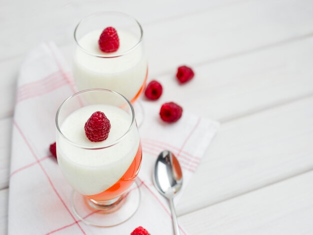 Delicioso postre italiano panna cotta con gelatina de bayas sobre fondo de madera, concepto de comida