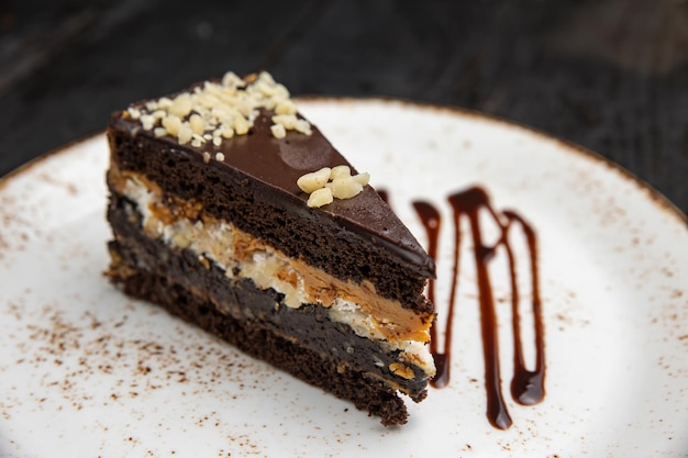 delicioso postre en una mesa de madera.