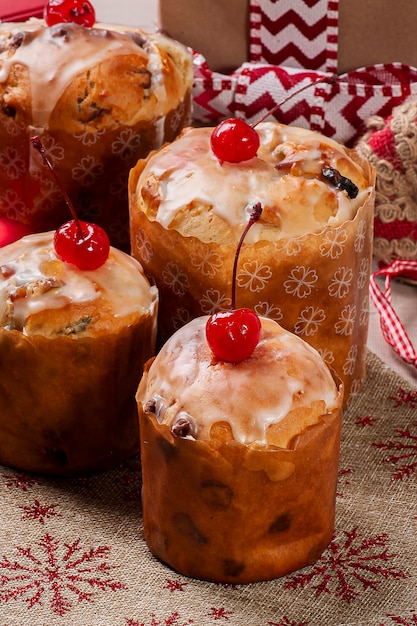 Delicioso postre navideño, mini panettone casero con frutas, nueces