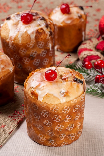 Delicioso postre navideño, mini panettone casero con frutas, nueces